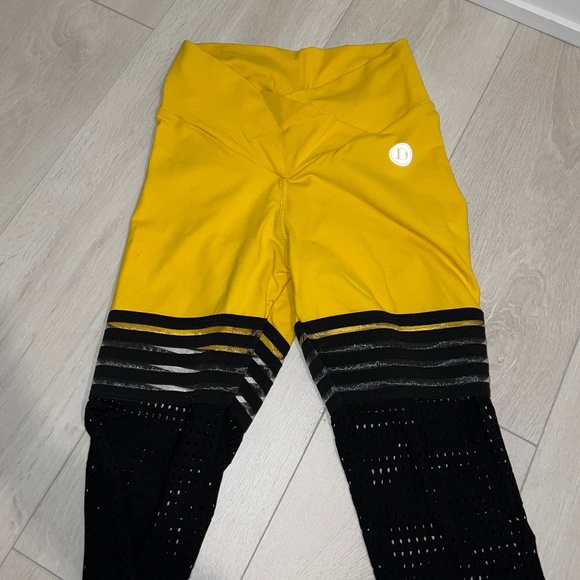 Other - Workout Set - Sports bra and leggings Yellow Scrunch Butt Buttery Material